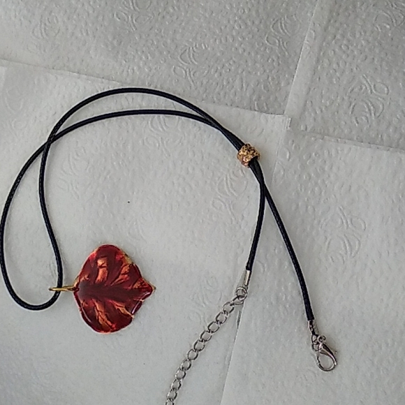 The red leaf necklace - Picture 2 of 5